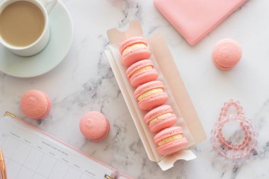 Kurabiyeler. Lezzetli Fransız tatlıları. Makarnalar masaya.