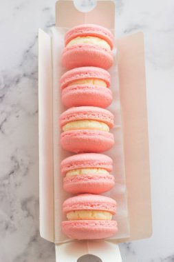 Kurabiyeler. Lezzetli Fransız tatlıları. Makarnalar masaya.