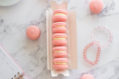 Kurabiyeler. Lezzetli Fransız tatlıları. Makarnalar masaya.