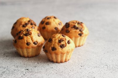Çikolatalı lezzetli portakallı kekler. Kekler masada.