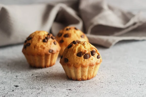 Deliciosas Magdalenas Naranja Con Chocolate Muffins Mesa —  Fotos de Stock