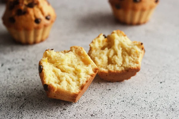 Deliciosas Magdalenas Naranja Con Chocolate Muffins Mesa —  Fotos de Stock