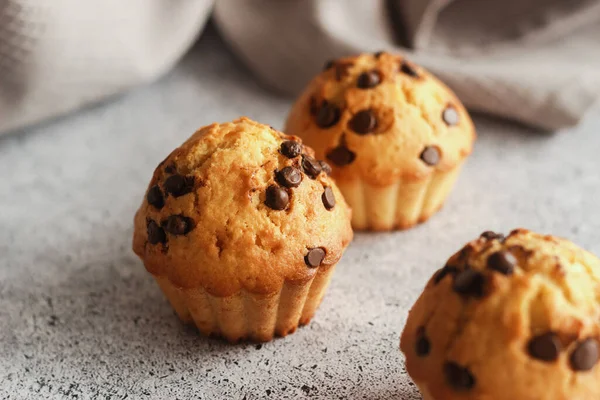 Deliciosas Magdalenas Naranja Con Chocolate Muffins Mesa —  Fotos de Stock