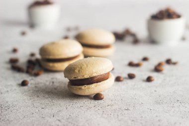 Kurabiyeler. Lezzetli Fransız tatlıları. Kahve çekirdekli ve çikolatalı kurabiye. Makarnalar masaya.