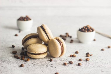 Kurabiyeler. Lezzetli Fransız tatlıları. Kahve çekirdekli ve çikolatalı kurabiye. Makarnalar masaya.