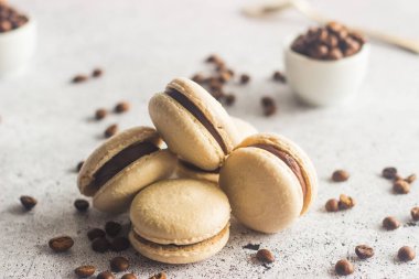 Kurabiyeler. Lezzetli Fransız tatlıları. Kahve çekirdekli ve çikolatalı kurabiye. Makarnalar masaya.