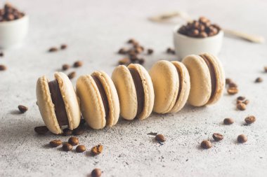 Kurabiyeler. Lezzetli Fransız tatlıları. Kahve çekirdekli ve çikolatalı kurabiye. Makarnalar masaya.