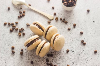 Kurabiyeler. Lezzetli Fransız tatlıları. Kahve çekirdekli ve çikolatalı kurabiye. Makarnalar masaya.