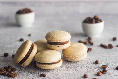 Kurabiyeler. Lezzetli Fransız tatlıları. Kahve çekirdekli ve çikolatalı kurabiye. Makarnalar masaya.