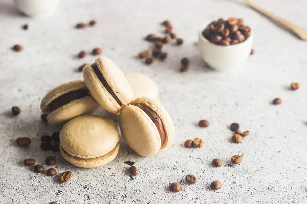 Kurabiyeler. Lezzetli Fransız tatlıları. Kahve çekirdekli ve çikolatalı kurabiye. Makarnalar masaya.