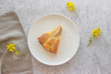 Lezzetli armut ve bademli turta. Çiçekli romantik bir yaz kompozisyonu. Tabakta turta