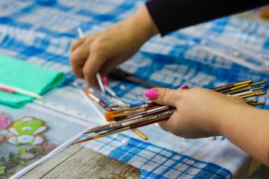 Walker elinde fırçalar