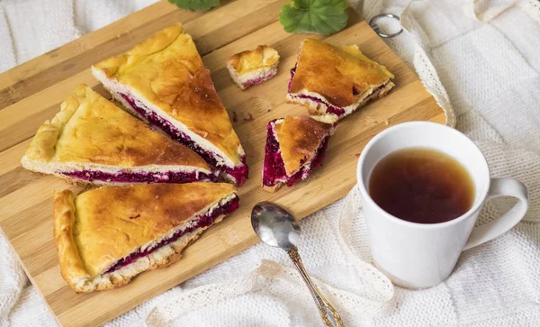 kuş üzümü, kızılcık ve çilek ile ev yapımı pasta. Reçel ve çay ile pasta. Ev yapımı Kahvaltı