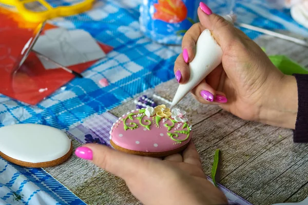 Tablo Easter gingerbread. Zencefilli kurabiye. Gingerbread çerezleri Paskalya için. Gingerbread çerezleri üretimi Paskalya için