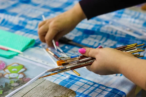 Walker elinde fırçalar