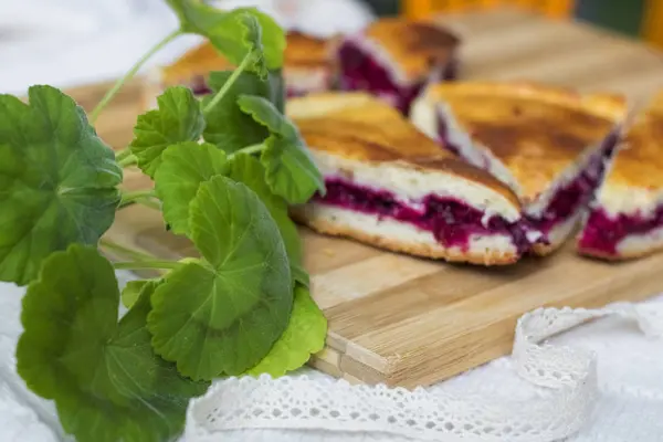 Sardunya ve reçelli turta yaprakları