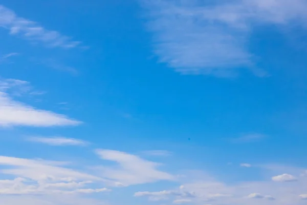 Bulutlu mavi bahar gökyüzü