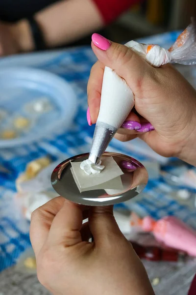 Pudra şeker sır bir çiçek yapar