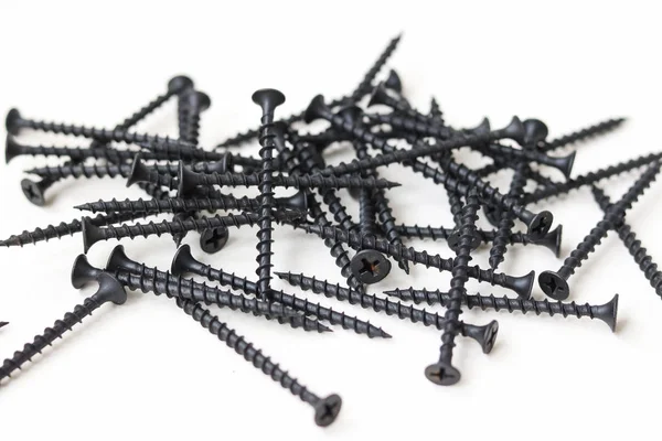 beyaz zemin üzerine siyah vidalar