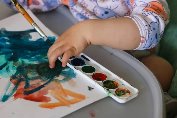 Çocuk boyalar ile boyar. Suluboya ile çocuk çizim.
