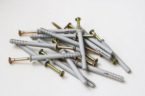 Beyaz arka plan üzerinde dübel-çivi
