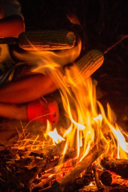 alev üzerinde Mısır yemek