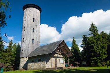 Gözcü Kulesi dağ, güzel güneşli hava üst