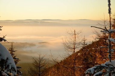 Golden sunset vadi üzerinde büyük bir sis dağlarda,