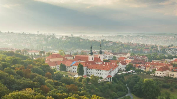 Prague, panorama de la ville depuis la tour de guet de Petrin — Photo