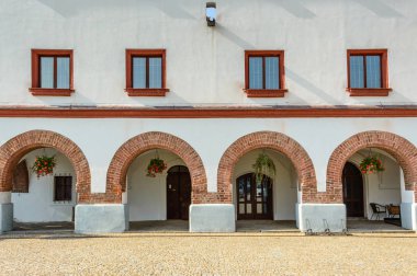 Nove Mesto Nad Metuji 'nin ortasında kemerler olan binanın duvarı..