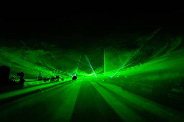 İnsanlar sis, lazer ışığı ve lazer gösterisiyle yıkanıyordu.. 