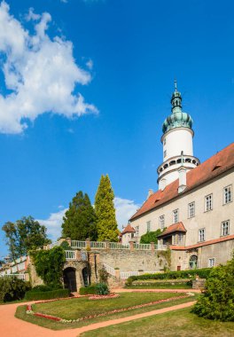 Metuje Nehri üzerindeki New Town 'daki şato, yaz güneşli bir gün..