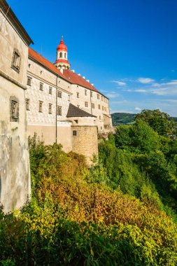 Nachod Kalesi, kalenin yan duvarındaki pencereden bak..