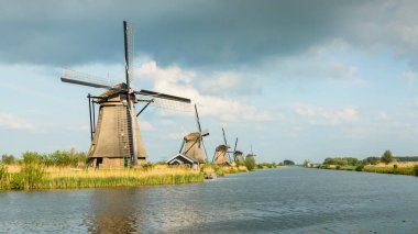 Kinderdijk, Hollanda 'nın en büyük tarihi yel değirmeni kümesidir..