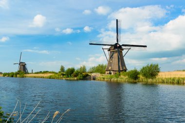 Kinderdijk, Hollanda 'nın en büyük tarihi yel değirmeni kümesidir..