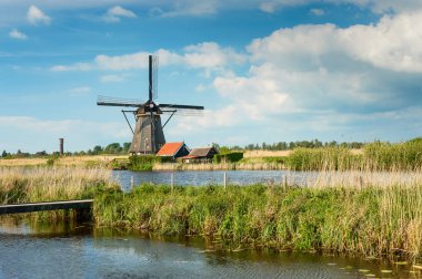 Kinderdijk, Hollanda 'nın en büyük tarihi yel değirmeni kümesidir..