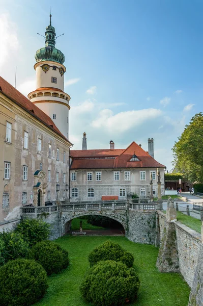 Slottet i New Town på Metuje floden, sommar solig dag. — Stockfoto