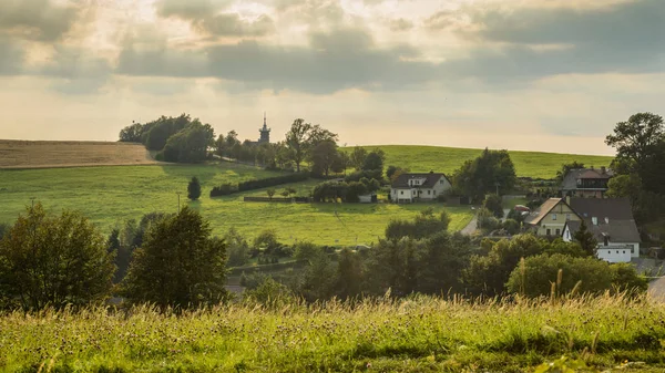 Dobrosov, vista de la colina verde con casas, día soleado . — Foto de Stock