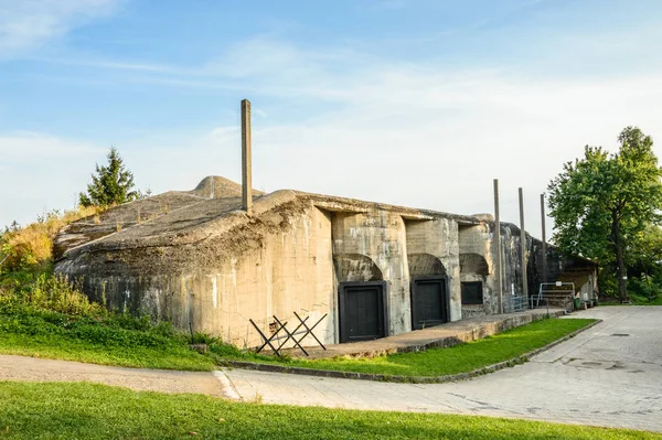 Dobrosov Nachkriegsbunker auf einem Hügel, für die Öffentlichkeit zugänglich. — Stockfoto