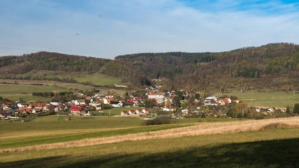 Kudowa Zdroj, vista dal sentiero del parco agli edifici di Czermna . — Foto Stock