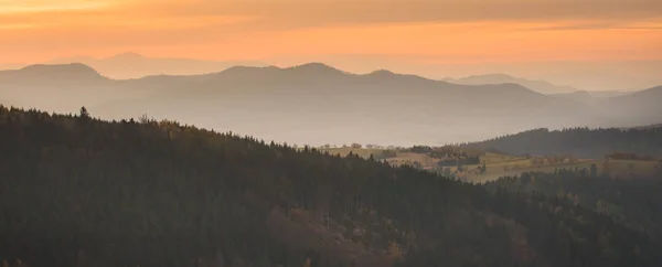 Panorama Sowie Dağları, dağ vadisinde sisle kaplı turuncu günbatımı.. — Stok fotoğraf