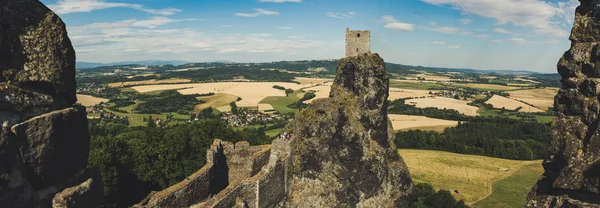 Panorama das colinas e campos das ruínas do Castelo de Trosky, construído sobre rocha vulcânica . — Fotografia de Stock