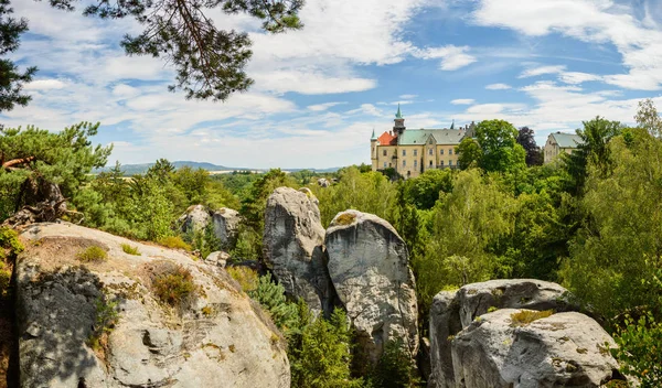 Miradouro no castelo de Hruba Skala construído entre grandes rochas de arenito — Fotografia de Stock