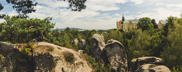 Miradouro no castelo de Hruba Skala construído entre grandes rochas de arenito — Fotografia de Stock