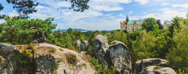 Hruba Skala şatosunun görüş açısı büyük kum taşları arasında inşa edildi.