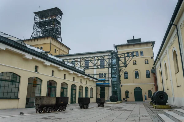 Julia mina de carbón en Walbrzych, una atracción turística industrial . — Foto de Stock