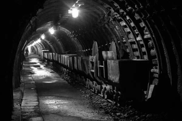 Un vecchio tunnel sotterraneo cavo in una miniera di carbone chiusa . — Foto Stock