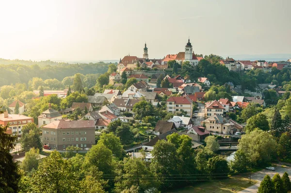 Panorama de la ville de Nove Mesto Nad Metuji avec le château au sommet de la colline . — Photo