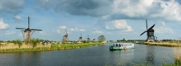 Kinderdijk är det största klustret av historiska väderkvarnar i Nederländerna. — Stockfoto