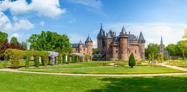 Utrecht, Neo-Gotik binasındaki büyük ve iyi korunmuş De Haar Kalesi..